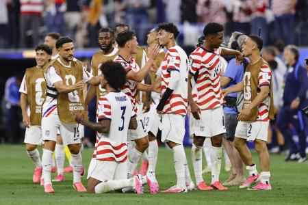 　パラグアイに勝利し喜ぶ米国の選手たち＝１２日、ロサンゼルス（共同）