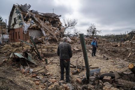 　ロシア軍の攻撃で破壊されたウクライナ東部ハルキウ州の建物＝１２日（ゲッティ＝共同）