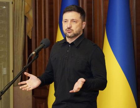 　３日、ウクライナ大統領府で記者団に語るゼレンスキー大統領＝キーウ