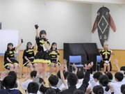 講演する「蜂蜜★皇帝」のメンバーら＝岐阜市柳津町丸野、柳津小学校