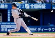 　６回巨人１死、岸田が左中間に本塁打を放つ＝横浜