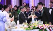 　晩さん会で、モンゴルのフレルスフ大統領と乾杯される天皇、皇后両陛下＝８日、ウランバートル（代表撮影・共同）