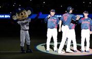 　壮行試合のセレモニーに登場した中日のマスコット「ドアラ」。大谷（１６）とタッチを交わそうとしたが、スルーされてしまった＝バンテリンドーム