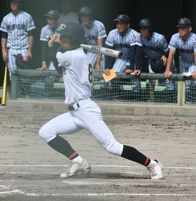 麗澤瑞浪×中京＝２回表中京２死二、三塁、中前に勝ち越し打を放つ３番河原颯汰