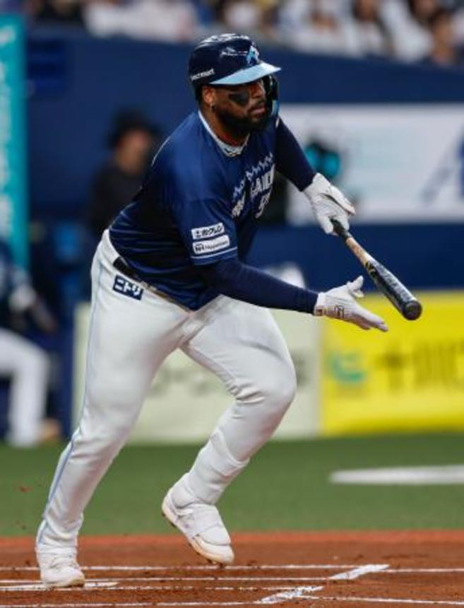 　１回日本ハム１死一、二塁、レイエスが右前に先制打を放つ＝京セラドーム