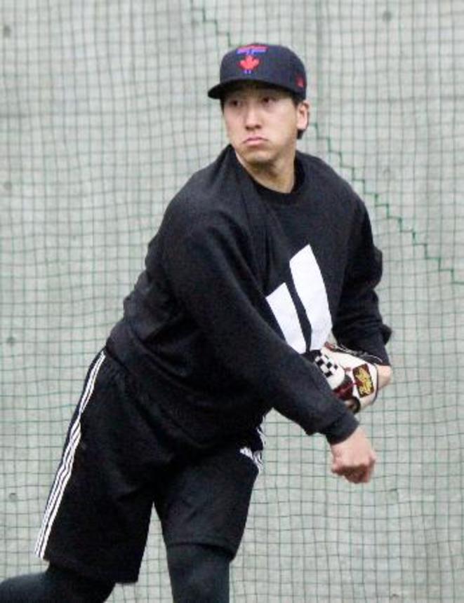 　キャッチボールで調整する巨人の大勢＝ジャイアンツ球場