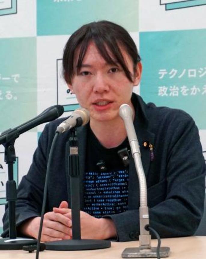 　記者会見するチームみらいの安野党首＝１９日午前、国会