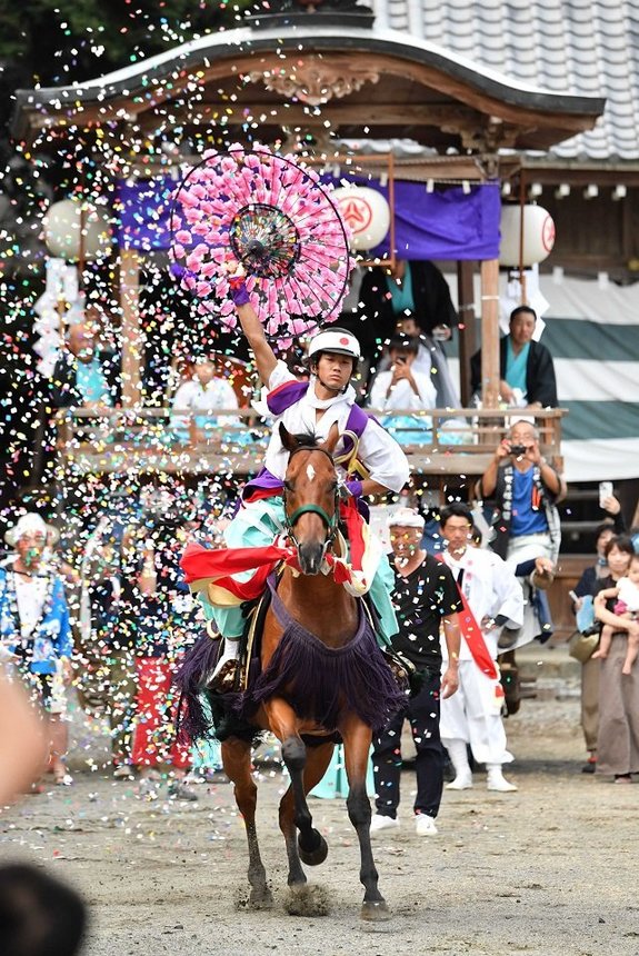 舞い上がる紙吹雪を背に、勇ましく駆ける神馬＝２日午後５時５５分、本巣市長屋、長屋神社