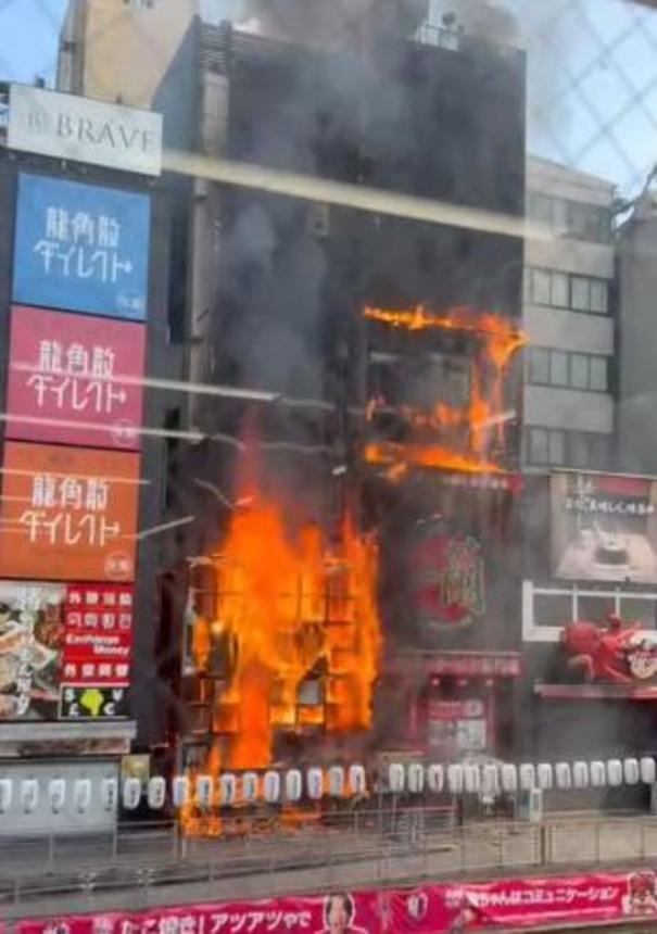 　２５年８月、火災が発生した大阪・道頓堀のビル（近隣店舗従業員提供）