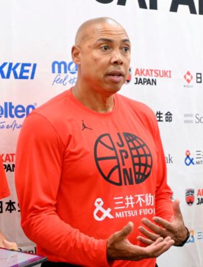 　取材に応じるバスケットボール女子日本代表のゲインズ新監督＝２８日、東京都内