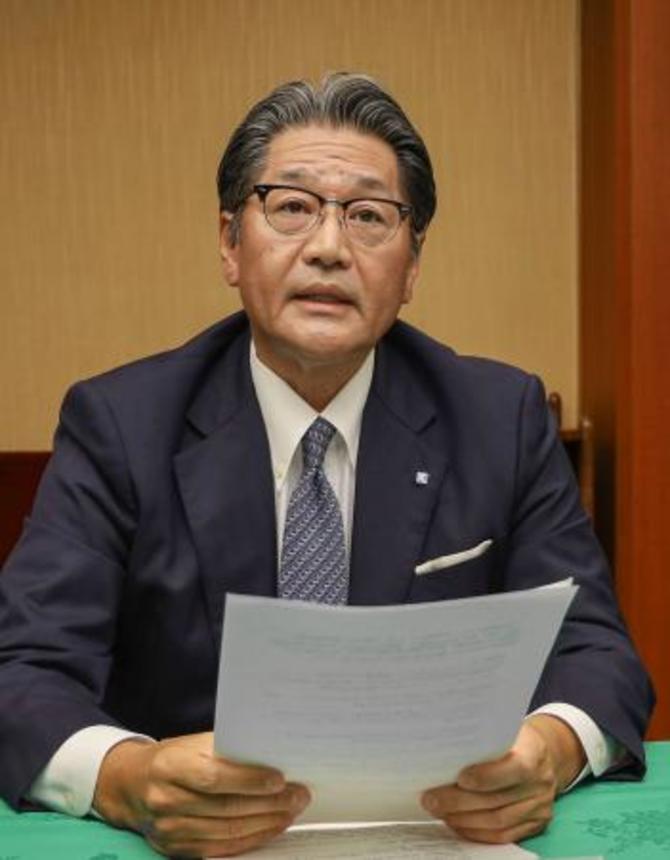 　日本紡績協会の会長に就任し記者会見するクラボウの西垣伸二社長＝３日午後、大阪市