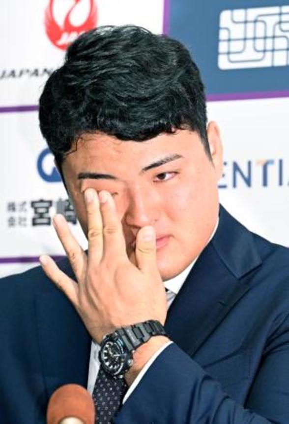 　記者会見で涙を拭う米スタンフォード大の佐々木麟太郎内野手＝１９日午後、岩手県花巻市
