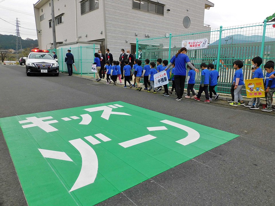 ルンビニー保育園周辺に設置されたキッズゾーン＝２６日午前、恵那市長島町