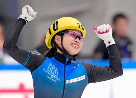 　女子１０００メートルで優勝し、喜ぶ長森遥南＝東京辰巳アイスアリーナ