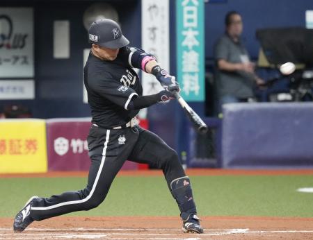　８回オリックス１死二塁、若月が右越えに決勝の三塁打を放つ＝京セラドーム
