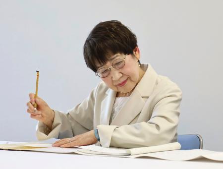 　原爆死没者名簿に氏名を書き加える森田孝子さん＝５日午前、長崎市