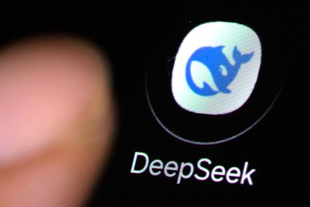 　スマートフォンの画面に表示された、中国の（ＤｅｅｐＳｅｅｋ（ディープシーク）のアプリのアイコン（共同）