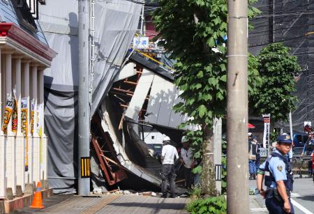 　解体工事中の建物が倒壊した現場＝１５日午後３時３１分、福岡県久留米市