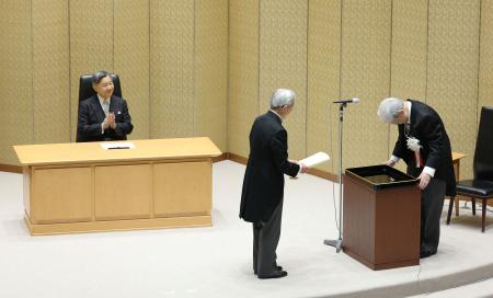 　日本学士院賞の第１１５回授賞式に出席された天皇陛下。中央は東北福祉大の小川誠二特別栄誉教授＝１０日午前、東京・上野の日本学士院会館（代表撮影）
