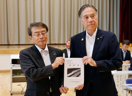 　リニア中央新幹線に関する要請書をＪＲ東海の水野孝則副社長（左）に手渡す長野県の阿部守一知事＝２４日午後、長野県飯田市