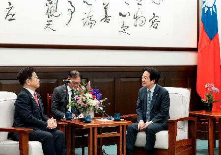 　１５日、台北で会談する加藤前財務相（左）と台湾の頼清徳総統（総統府提供・共同）