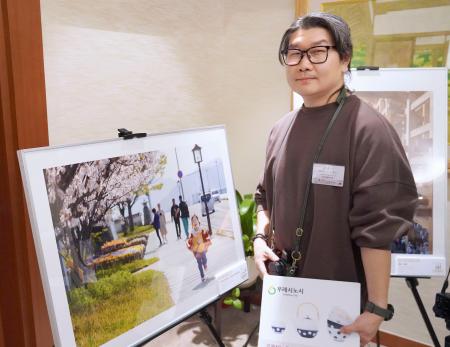 　「日韓フォトコンテスト」で佐賀県嬉野市の賞を受賞した姜在雄さん＝２８日、ソウル（共同）