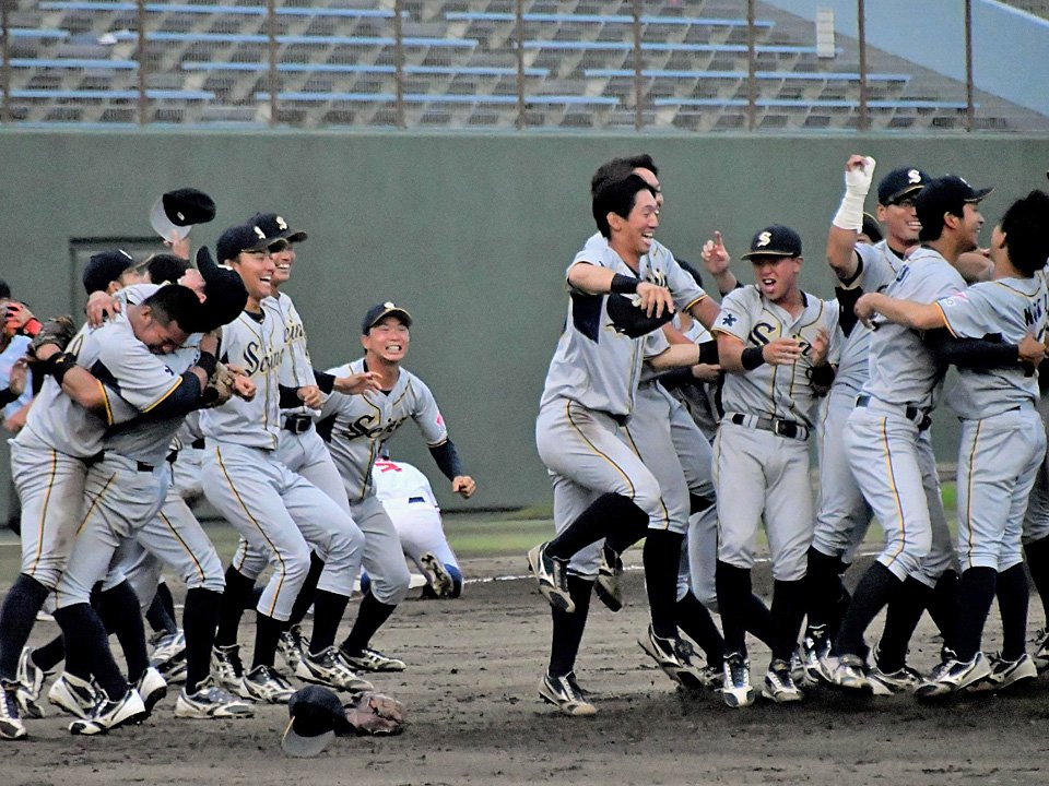 本大会出場を決めて喜ぶ西濃運輸の選手たち＝９日午後６時３５分、愛知県岡崎市、岡崎市民球場