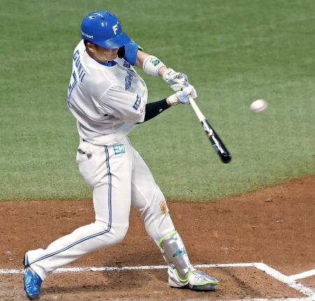 　４回、勝ち越し２ランを放つ日本ハム・郡司＝エスコンフィールド