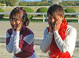 楽天競馬賞を勝利し、喜びの山下雅之騎手と「競馬大使」の津田麻莉奈さん