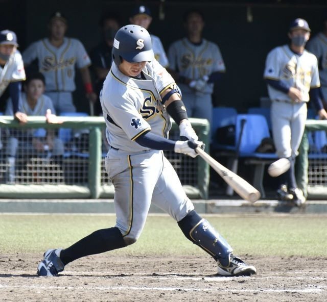 三菱自動車岡崎×西濃運輸＝４回裏西濃運輸２死一、二塁、柏木が２点２塁打を放つ＝岡崎市民
