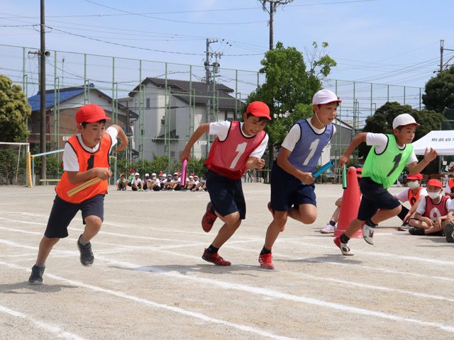 リレーで汗を流す児童＝岐阜市則武、則武小学校