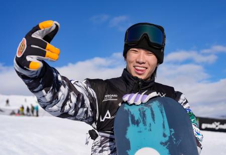 　スロープスタイル第２戦男子で、自己最高となる２位に入り笑顔の木村悠斗＝ラークス（共同）