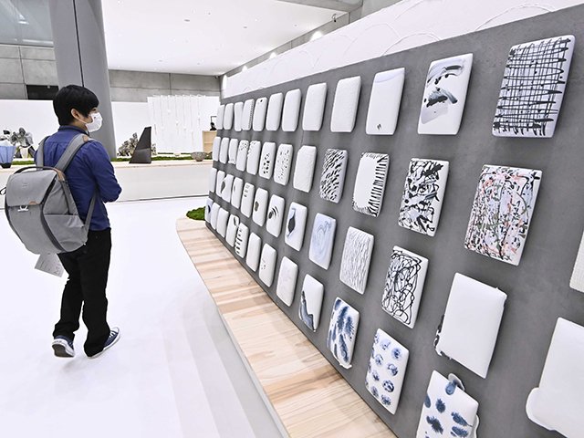 金賞の「Ａｃｔ／」を鑑賞する来場者＝多治見市東町、セラミックパークＭＩＮＯ