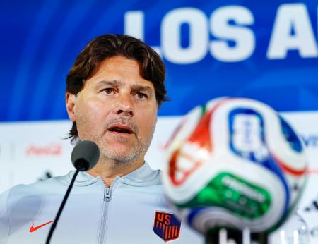 　パラグアイとの１次リーグ初戦を前に、記者会見する米国のポチェッティーノ監督＝１１日、ロサンゼルス（共同）