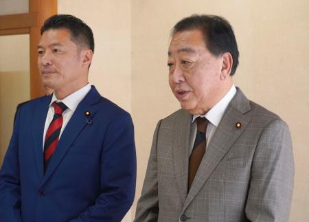 　記者団の取材に応じる立憲民主党の野田代表（右）＝１６日午前、長崎県島原市