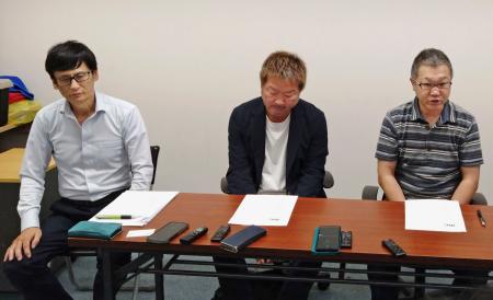 　ボクサー死亡事故を受けた再発防止策を協議し、取材に応じるＪＢＣの安河内剛事務局長（左）ら＝１２日、東京都内
