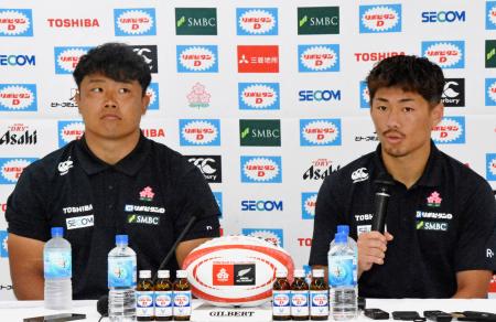 　記者会見するラグビー日本代表の福田（右）と江良＝２７日、秩父宮ラグビー場