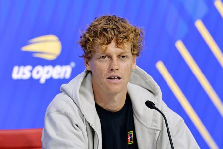 　記者会見するヤニク・シナー＝２２日、ニューヨーク（共同）