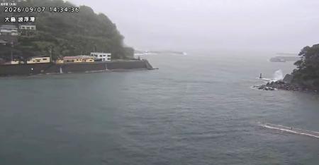 　レベル５土砂災害特別警報が出た大雨で「緊急安全確保」が発表された、東京都大島町の波浮港のライブカメラ画像＝７日午後（東京都港湾局提供）