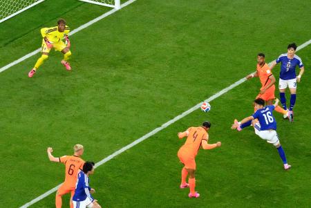 　日本―オランダ　後半、オランダのファンダイク（４）に先制ゴールを決められる日本。ＧＫ鈴木彩＝ダラス（共同）