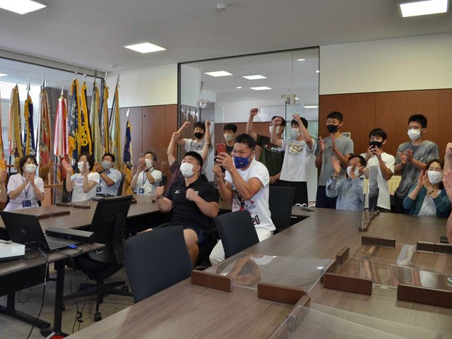 判定勝ちが決まり、喜びを爆発させる中京高校の関係者＝３日午前、瑞浪市土岐町、中京高校