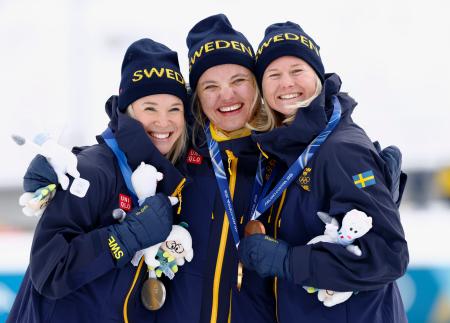 　女子スプリント・クラシカルで金メダルを獲得したリン・スボーン（中央）＝テーゼロ（共同）