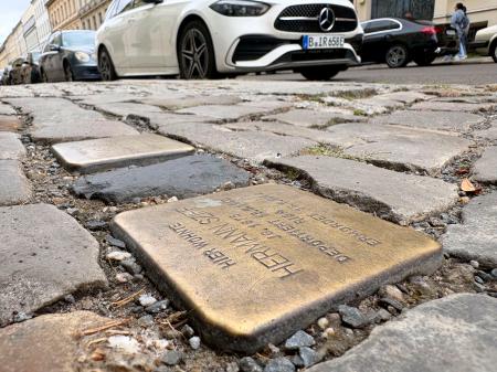 　ナチス時代に強制収容所に連行されたユダヤ人らの氏名などを刻んで埋められた金属プレート付き敷石「つまずきの石」＝２５日、ベルリン（共同）
