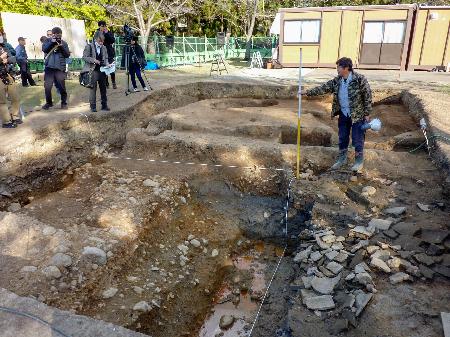 　東大寺の講堂跡での発掘調査で見つかった基壇の跡＝１９日午後、奈良市