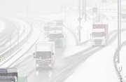 寒波に伴う雪の中を走るトラック＝２４日午後０時１７分、郡上市高鷲町、東海北陸道
