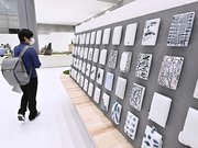 金賞の「Ａｃｔ／」を鑑賞する来場者＝多治見市東町、セラミックパークＭＩＮＯ
