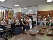 判定勝ちが決まり、喜びを爆発させる中京高校の関係者＝３日午前、瑞浪市土岐町、中京高校