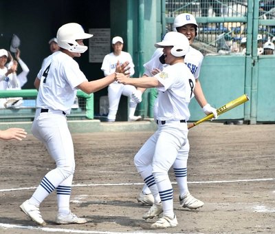 逆転の生還で喜ぶ三走内山元太（左）と渡辺璃海