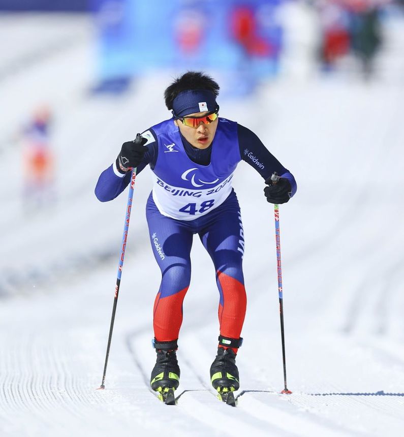 男子２０キロクラシカル立位で、力走する岩本啓吾選手＝張家口