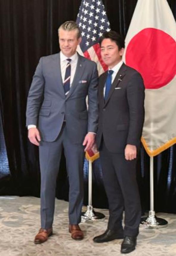 　ヘグセス米国防長官（左）との会談に臨む小泉防衛相＝３０日、シンガポール（共同）